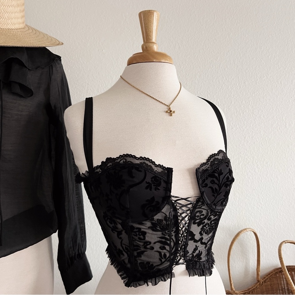 BLACK LACE TRIMMED FLORAL DETAILED CORSET TOP - Picture 6 of 7